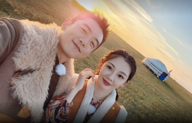午后咖啡館的秘密：從演員鄭凱老婆照片看明星家庭的日?？s影