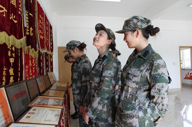 穿越光影：青年學子對話解放軍三軍儀仗隊女兵表演的榮光與堅韌