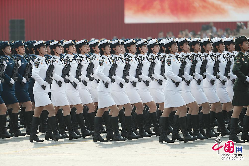 咖啡館里的奇遇:深度解讀2019中國(guó)人民解放軍女兵儀仗隊(duì)的時(shí)代回響